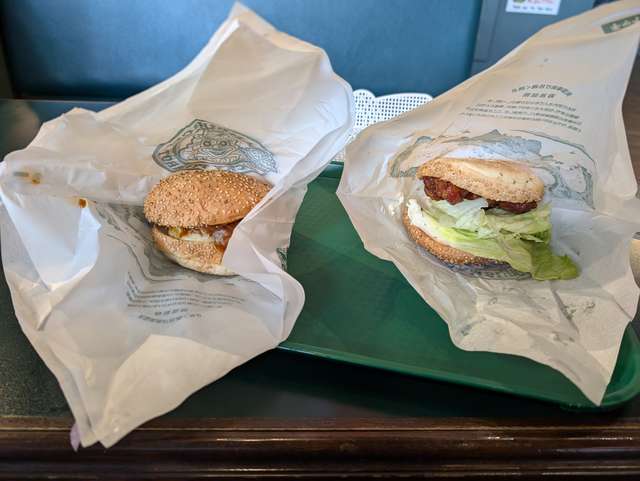 ラッキーピエロ_チャイニーズバーガーとチーズバーガー